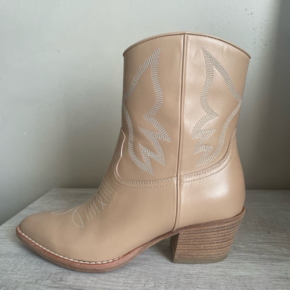 Authentic Valentino Garavani Calfskin Embroidered boots.Pre-owned.Comes with box - Picture 10 of 15